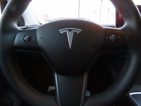 Used 2022 Tesla Model Y Long Range image 26