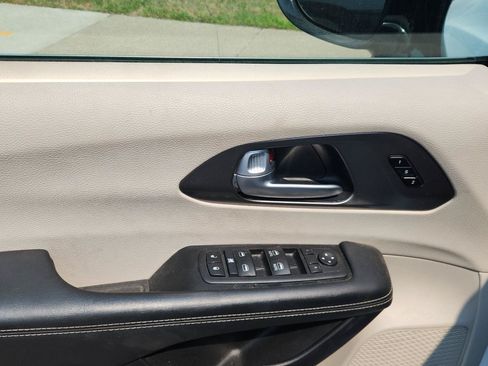 Used 2024 Chrysler Pacifica Touring-L FWD image 12