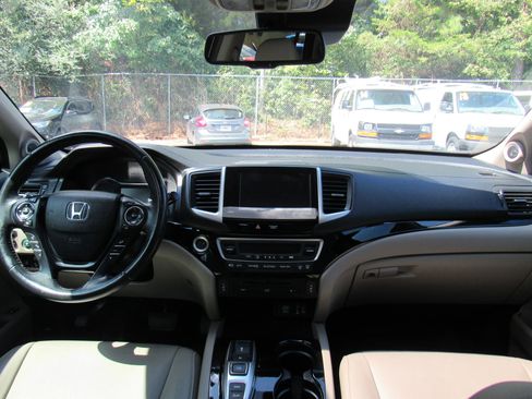 Used 2018 Honda Pilot Touring image 17