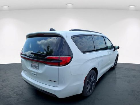 Used 2025 Chrysler Pacifica Limited FWD image 16