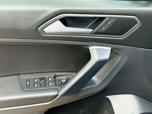 Used 2021 Volkswagen Tiguan SE w/ Panoramic Sunroof Package image 18