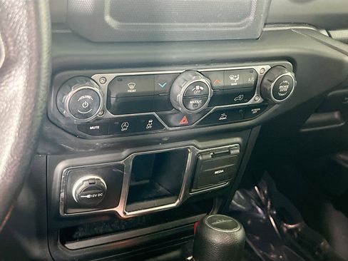 Used 2023 Jeep Gladiator Sport image 15