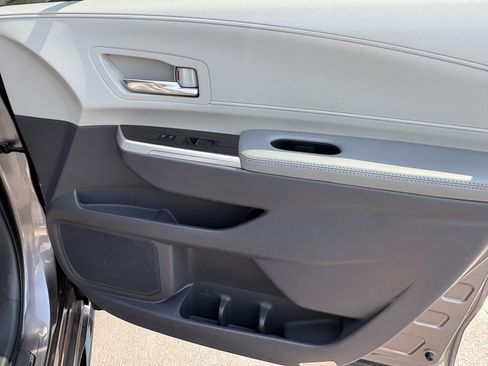 Used 2022 Toyota Sienna Limited FWD image 18