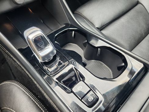 Certified 2025 Volvo XC40 B5 Plus AWD/4WD image 29