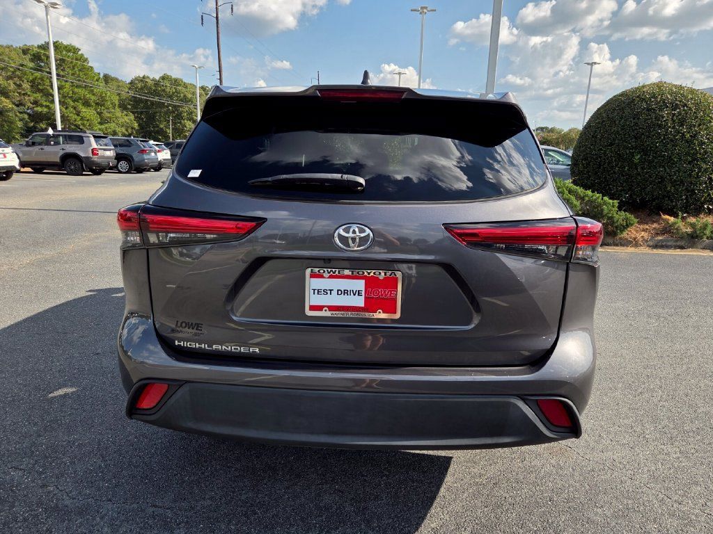 Used 2023 Toyota Highlander L FWD image 10