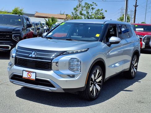Used 2025 Mitsubishi Outlander AWD image 3