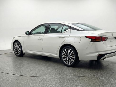 Used 2025 Nissan Altima 2.5 SV FWD image 6