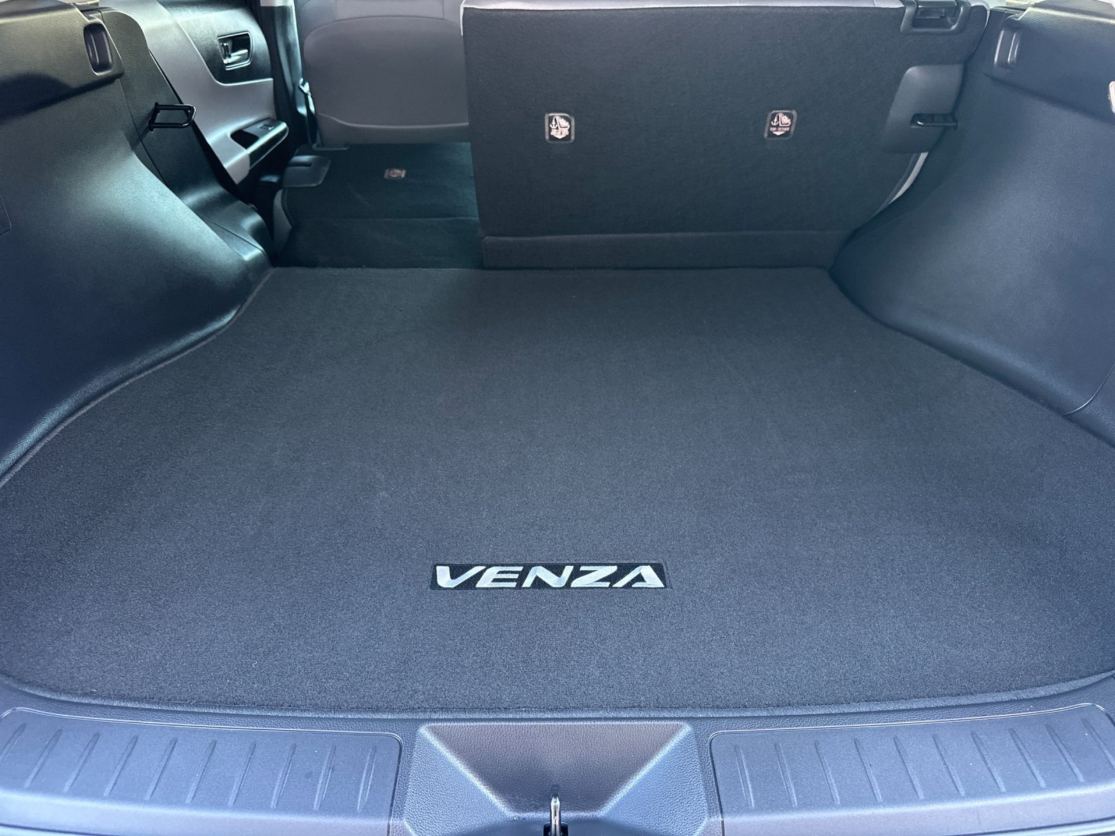 Used 2023 Toyota Venza LE AWD/4WD image 14