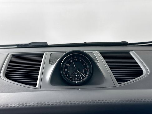 Certified 2025 Porsche Macan image 42