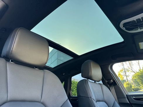 Certified 2025 Porsche Macan AWD/4WD image 18