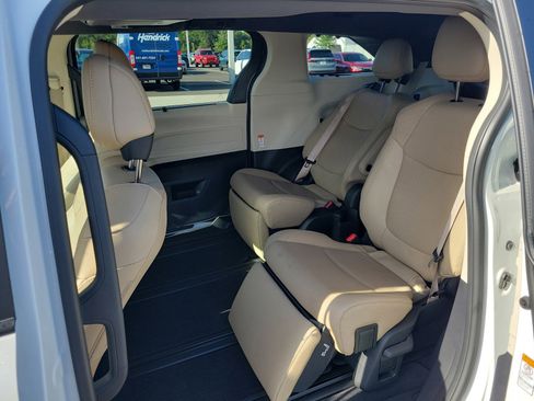 Used 2022 Toyota Sienna Limited FWD image 28