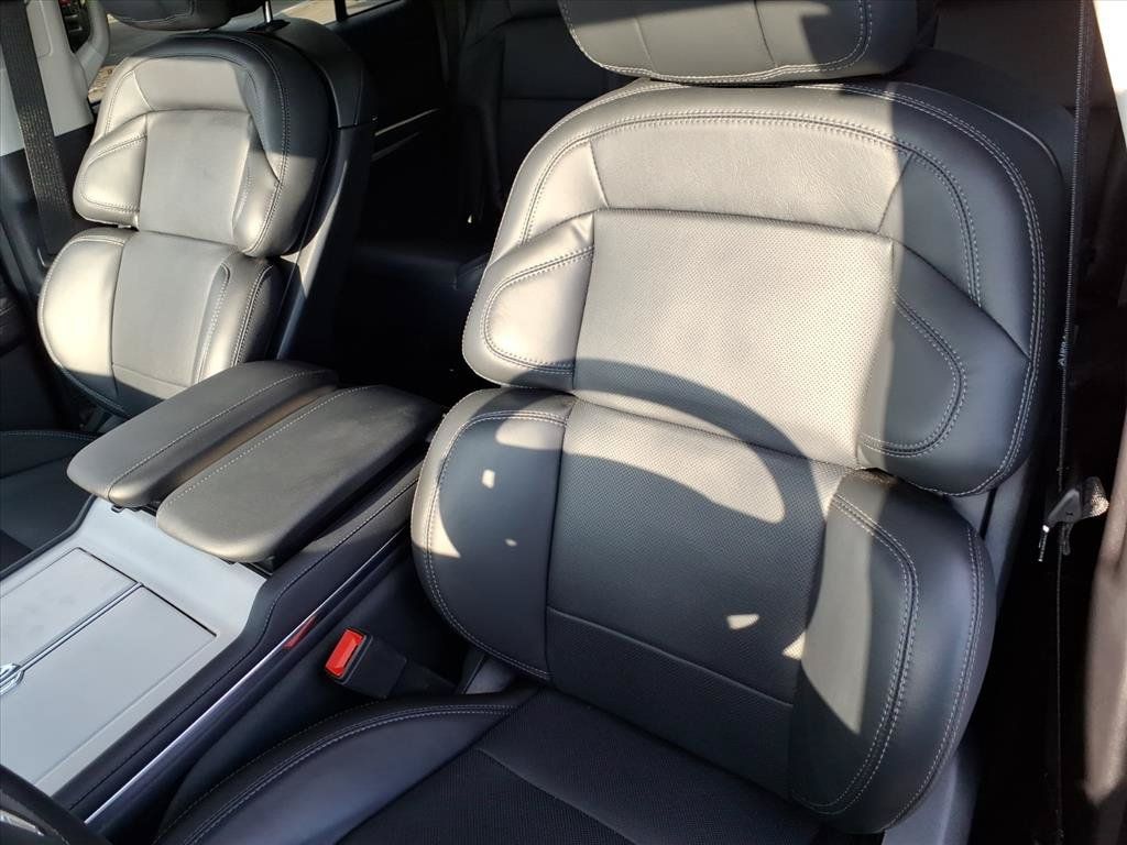 Used 2026 Lincoln Navigator Reserve AWD/4WD image 10