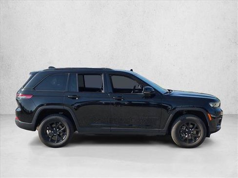 Used 2025 Jeep Grand Cherokee Altitude RWD image 4
