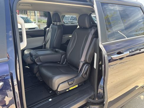 Used 2024 Kia Carnival LX FWD image 11