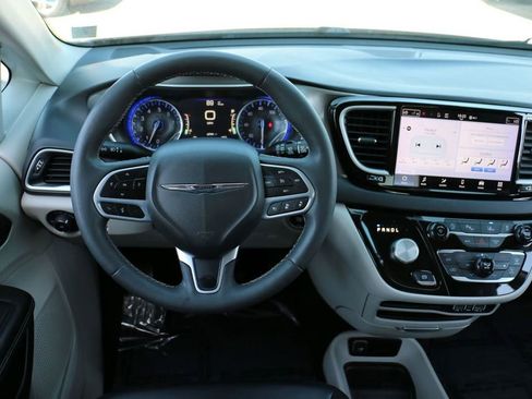 Used 2023 Chrysler Pacifica Touring-L FWD image 21