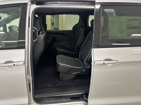 New 2026 Chrysler Pacifica Limited w/ S Appearance Package AWD/4WD image 16