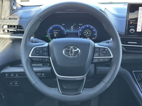 Used 2025 Toyota Sienna Limited image 40