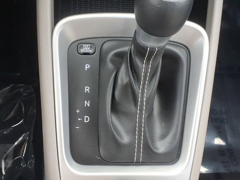 Used 2025 Hyundai Venue SEL FWD image 13