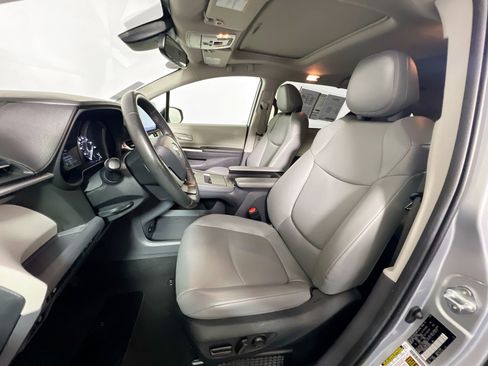 Used 2024 Toyota Sienna XLE FWD image 14