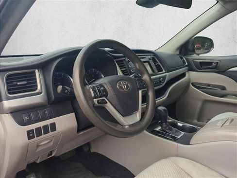 Used 2019 Toyota Highlander LE FWD image 9