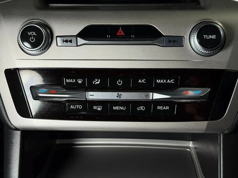 Used 2020 Ford Explorer XLT w/ Equipment Group 202A RWD image 38