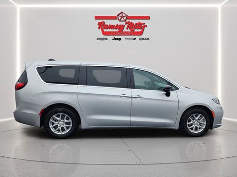 New 2026 Chrysler Pacifica Select image 6