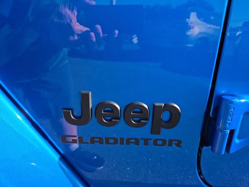 Used 2021 Jeep Gladiator Sport AWD/4WD image 23