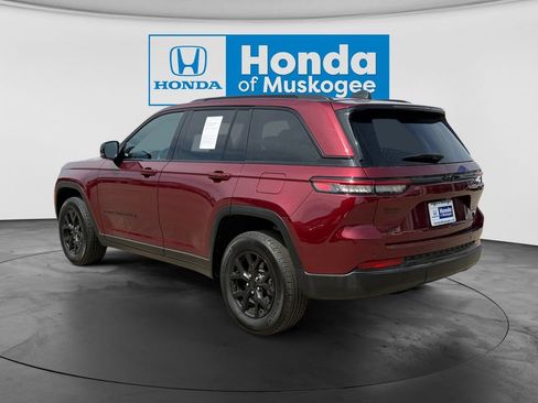 Used 2025 Jeep Grand Cherokee Altitude AWD/4WD image 7