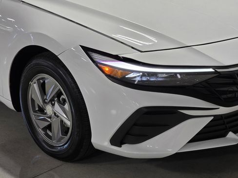 Certified 2025 Hyundai Elantra SE image 10