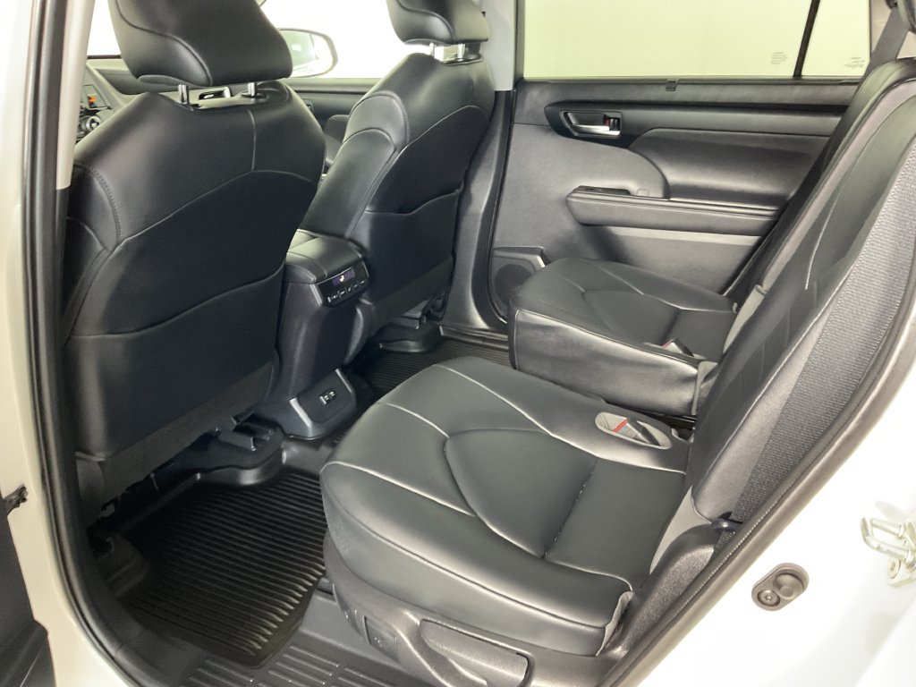 Used 2020 Toyota Highlander XLE AWD/4WD image 21
