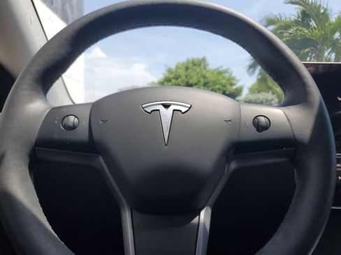Used 2024 Tesla Model Y Long Range AWD/4WD image 21