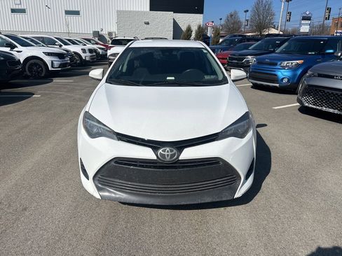 Used 2018 Toyota Corolla LE image 2