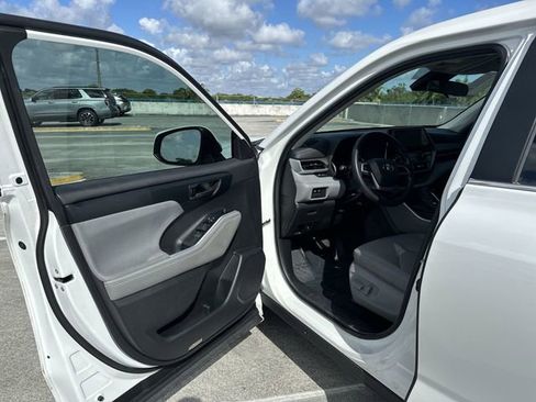 Used 2023 Toyota Highlander L FWD image 22
