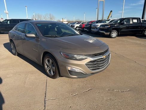 Used 2024 Chevrolet Malibu LT image 3