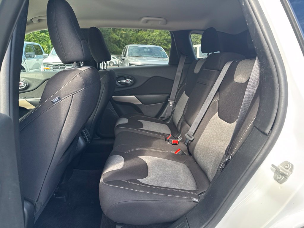 Used 2018 Jeep Cherokee Latitude w/ Cold Weather Group FWD image 10