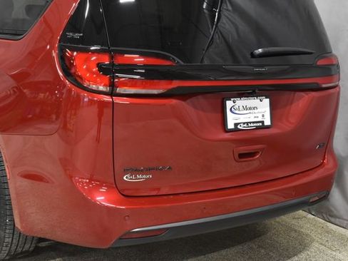 New 2026 Chrysler Pacifica Select image 9