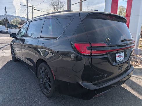 Used 2022 Chrysler Pacifica Touring-L w/ Uconnect Theater Family Group image 5