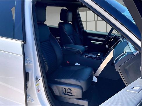 Certified 2025 Land Rover Discovery Dynamic SE AWD/4WD image 7
