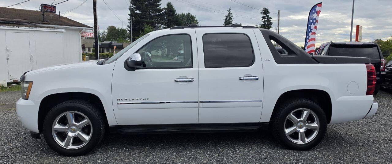 Used 2011 Chevrolet Avalanche LTZ AWD/4WD image 4