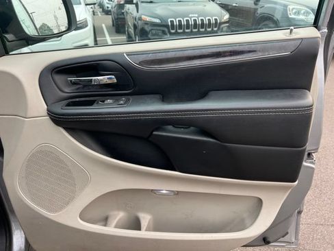 Used 2015 Chrysler Town & Country Touring-L w/ Driver Convenience Group FWD image 10