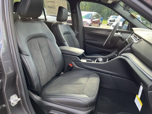 New 2025 Jeep Grand Cherokee Altitude image 13