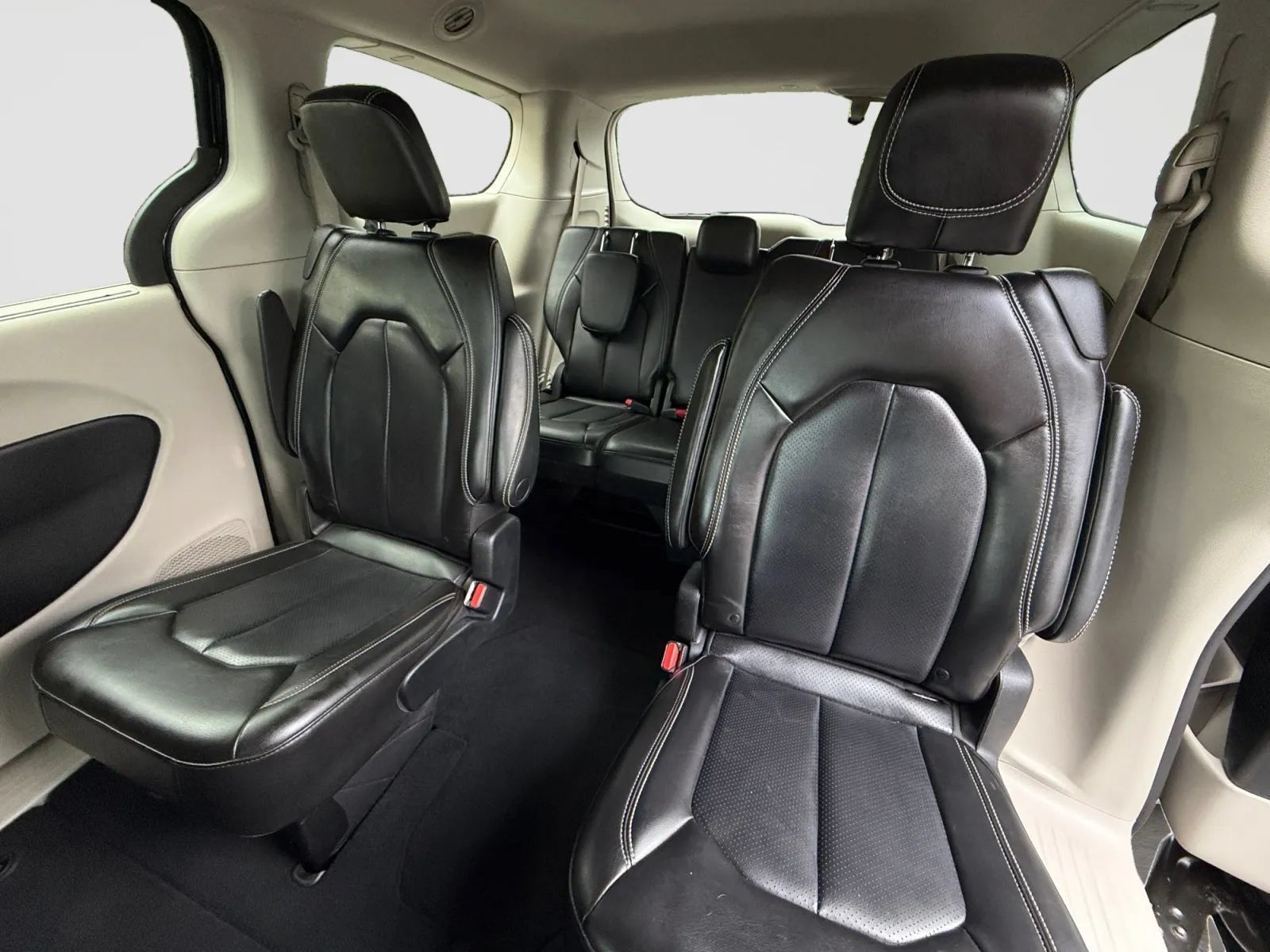 Used 2023 Chrysler Pacifica Touring-L FWD image 15