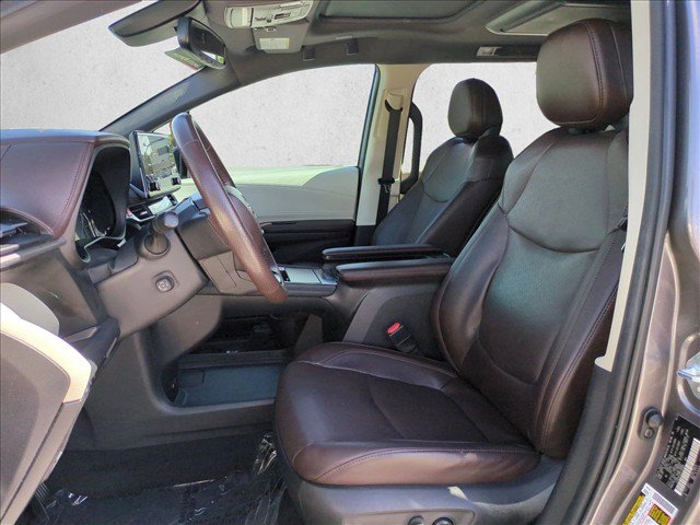 Used 2024 Toyota Sienna Platinum FWD image 17