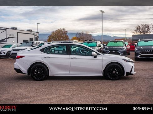 Used 2025 Toyota Camry SE image 8