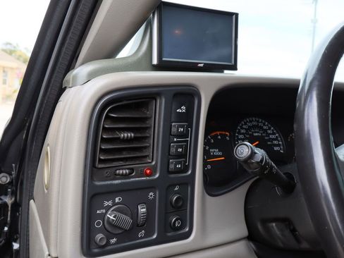 Used 2005 Chevrolet Silverado 2500 LS w/ Heavy-Duty Power Package AWD/4WD image 12