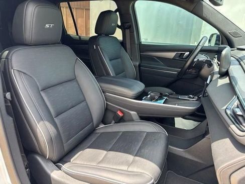Used 2025 Buick Enclave Sport Touring w/ Power Package FWD image 3