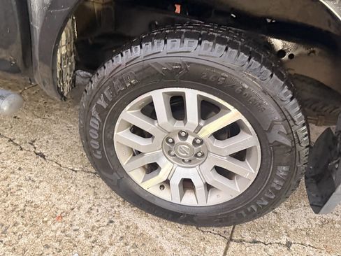 Used 2012 Nissan Frontier SL w/ Moonroof Pkg image 10