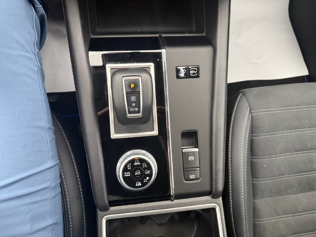 Used 2024 Mitsubishi Outlander 4WD Plug-In Hybrid image 30
