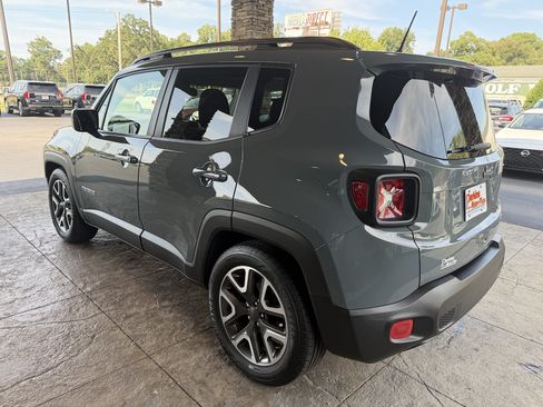 Used 2018 Jeep Renegade Latitude w/ Popular Equipment Group FWD image 9
