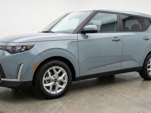 Used 2025 Kia Soul LX w/ LX Technology Package FWD image 3